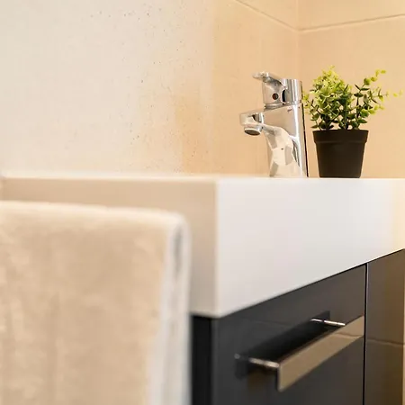 Deluxe - Living & Work Place Apartment *